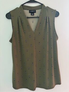 Liz Claiborne Olive Sleeveless V-Neck top with Micro Print